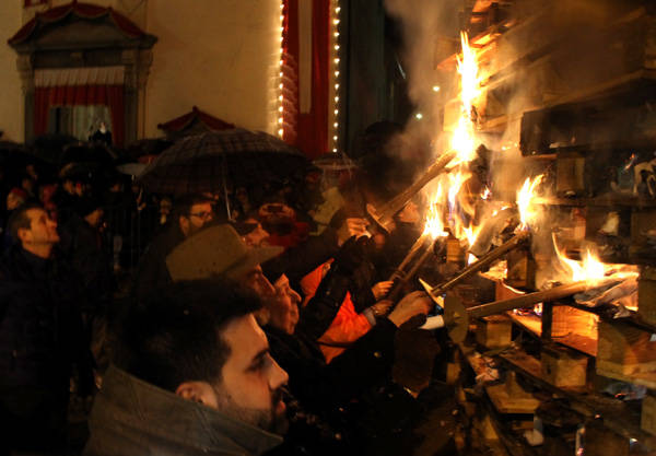 L'accensione del falò (inserita in galleria)