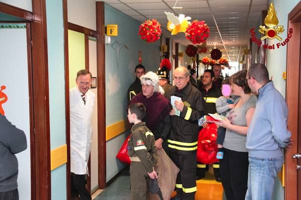 La befana aiutata dai Vigili del Fuoco (inserita in galleria)