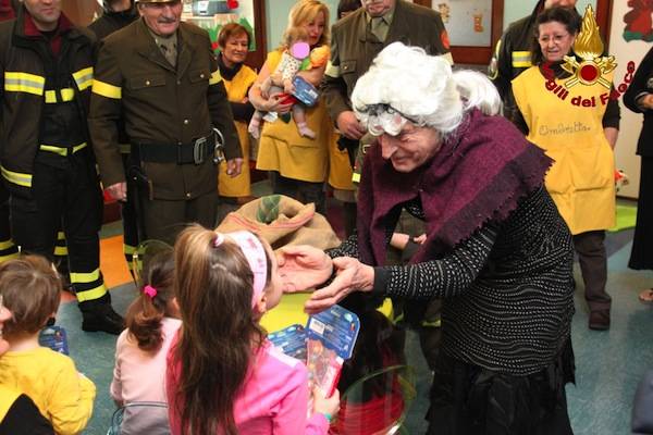 La befana aiutata dai Vigili del Fuoco (inserita in galleria)