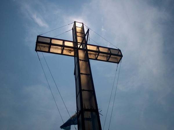 La Croce illuminata sul Poncione (inserita in galleria)