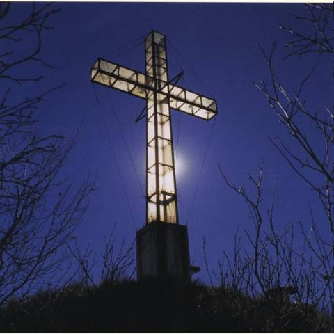 La Croce illuminata sul Poncione (inserita in galleria)