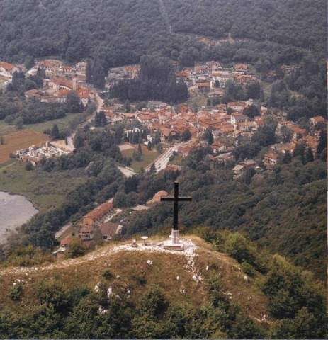La Croce illuminata sul Poncione (inserita in galleria)