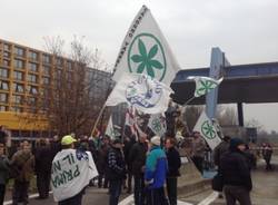 La Lega "blocca" il casello di Gallarate (inserita in galleria)
