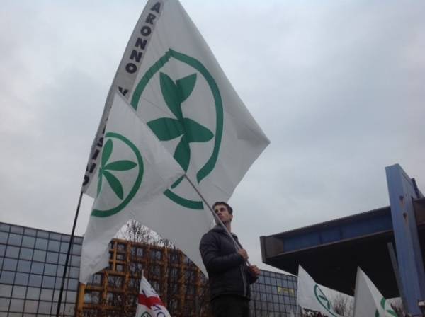 La Lega "blocca" il casello di Gallarate (inserita in galleria)