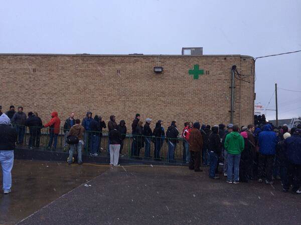 Tutti in coda per la marijuana (inserita in galleria)