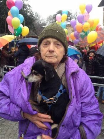 UNa benedizione sotto la pioggia per animali e padroni (inserita in galleria)