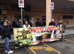Animalisti manifestano davanti ai laboratori dell'Insubria (inserita in galleria)