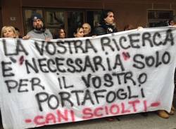 Animalisti manifestano davanti ai laboratori dell'Insubria (inserita in galleria)