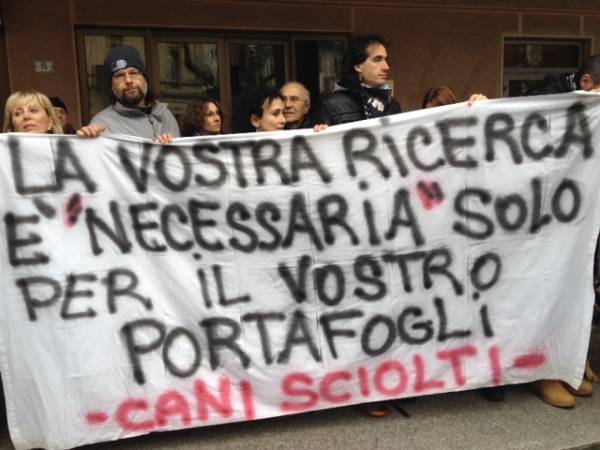 Animalisti manifestano davanti ai laboratori dell'Insubria (inserita in galleria)