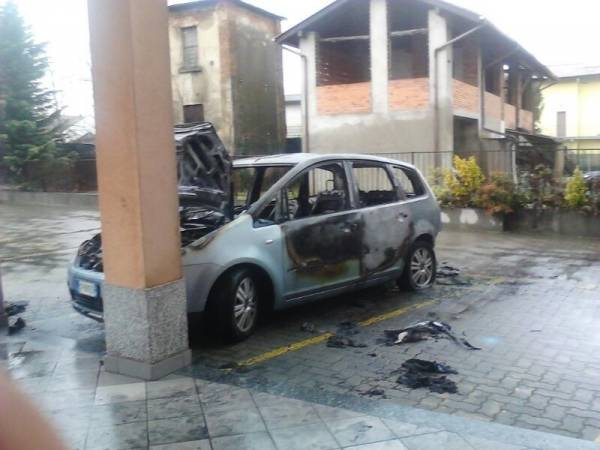 Auto in fiamme a Borsano (inserita in galleria)