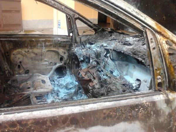 Auto in fiamme a Borsano (inserita in galleria)