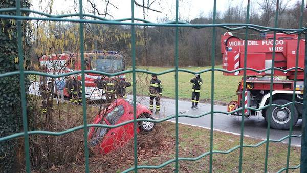 Auto si ribalta in un campo (inserita in galleria)