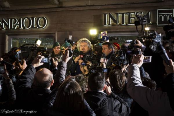 Beppe Grillo, il comizio davanti all'Ariston  (inserita in galleria)