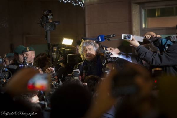 Beppe Grillo, il comizio davanti all'Ariston  (inserita in galleria)