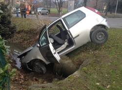Nel fosso con l'auto a Gazzada (inserita in galleria)