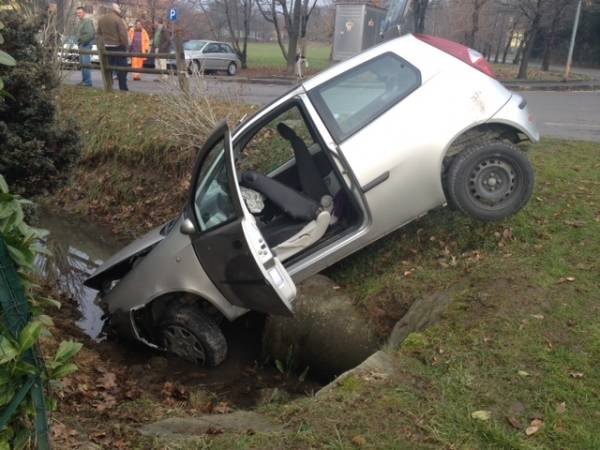 Nel fosso con l'auto a Gazzada (inserita in galleria)