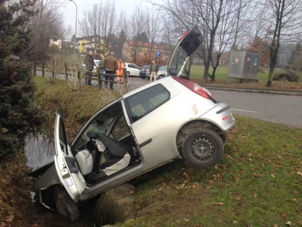 Nel fosso con l'auto a Gazzada (inserita in galleria)