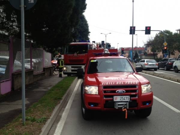 Si ribalta con l'auto in viale Lombardia (inserita in galleria)