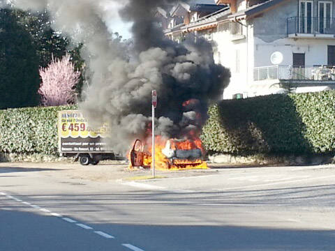 Auto in fiamme a Olginasio (inserita in galleria)