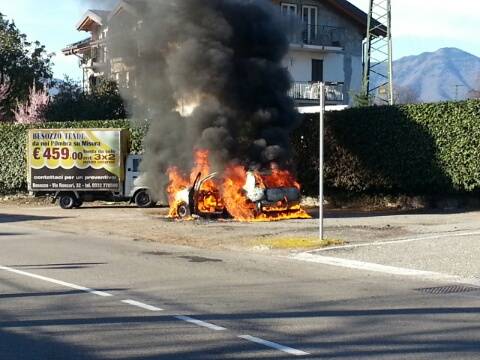 Auto in fiamme a Olginasio (inserita in galleria)
