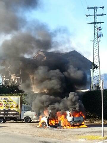 Auto in fiamme a Olginasio (inserita in galleria)