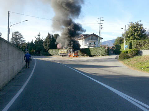 Auto in fiamme a Olginasio (inserita in galleria)