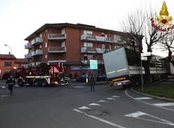 Camion incastrato in via Adriatico (inserita in galleria)