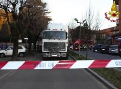Camion incastrato in via Adriatico (inserita in galleria)