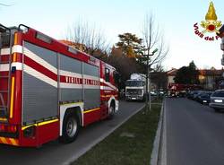 Camion incastrato in via Adriatico (inserita in galleria)
