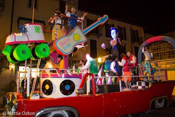 Carnevale in notturna a Laveno (inserita in galleria)