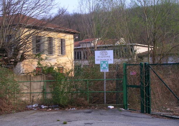 Discarica "a cielo aperto" nel piazzale dell'ex Conceria Fraschini (inserita in galleria)