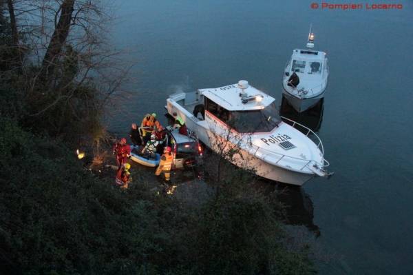 Fuori strada con l'auto finisce nel lago (inserita in galleria)