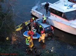 Fuori strada con l'auto finisce nel lago (inserita in galleria)