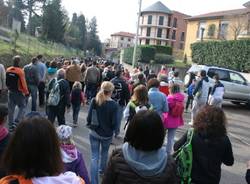 In migliaia per la camminata "Con lo stesso passo" (inserita in galleria)