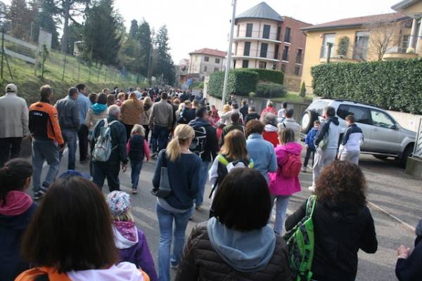 In migliaia per la camminata "Con lo stesso passo" (inserita in galleria)