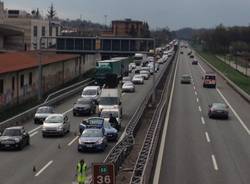 Incidente in A8, auto finisce contro il guard rail (inserita in galleria)