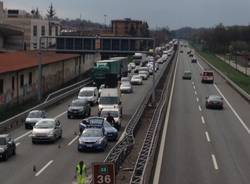 Incidente in A8, auto finisce contro il guard rail (inserita in galleria)