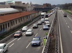 Incidente in A8, auto finisce contro il guard rail (inserita in galleria)