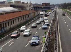 Incidente in A8, auto finisce contro il guard rail (inserita in galleria)