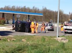 Macchina ribaltata in autogrill castronno (inserita in galleria)