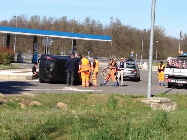 Macchina ribaltata in autogrill castronno (inserita in galleria)