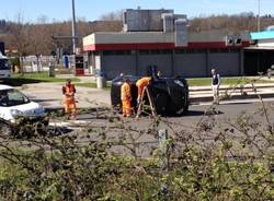Macchina ribaltata in autogrill castronno (inserita in galleria)