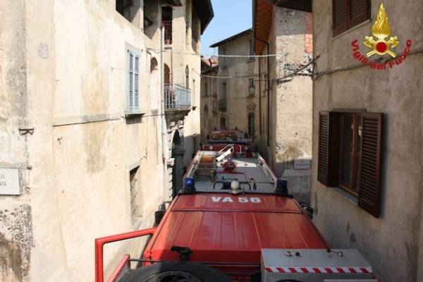 A fuoco tetto a Castello Cabiaglio (inserita in galleria)