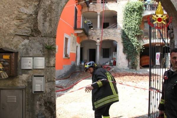A fuoco tetto a Castello Cabiaglio (inserita in galleria)