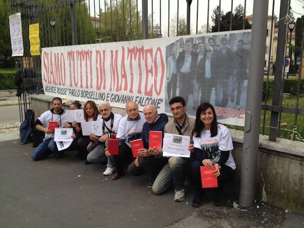"Agende rosse" davanti alla prefettura per sostenere Di Matteo  (inserita in galleria)