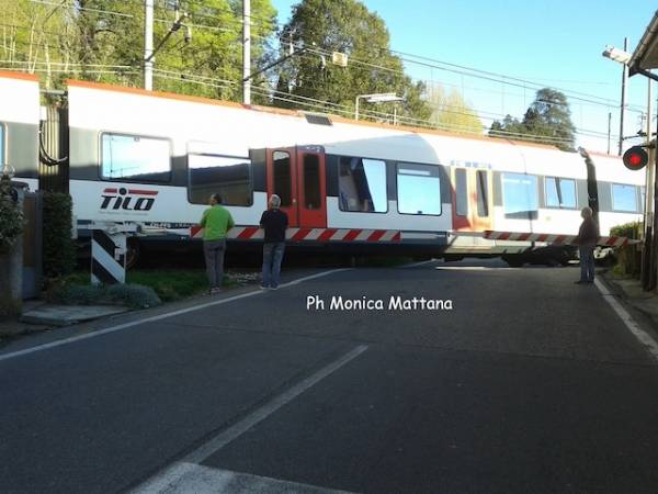 Il treno bloccato a Laveno Mombello (inserita in galleria)