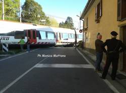 Il treno bloccato a Laveno Mombello (inserita in galleria)