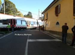 Il treno bloccato a Laveno Mombello (inserita in galleria)