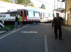 Il treno bloccato a Laveno Mombello (inserita in galleria)