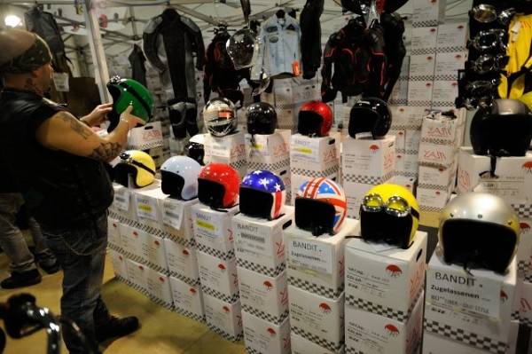 Moto e pin-up a  Malpensa Fiere (inserita in galleria)